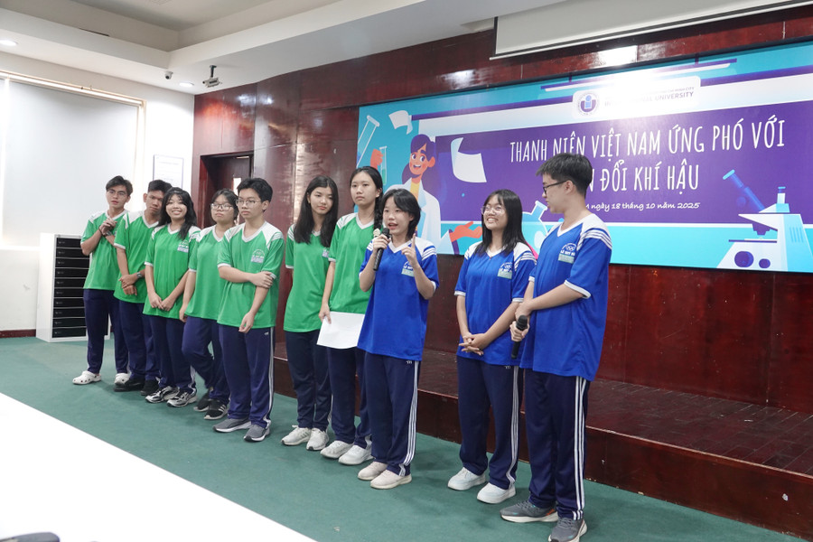Học sinh thảo luận các chủ đề về phát triển bền vững, ứng phó với biến đổi khí hậu. Ảnh: HCMIU