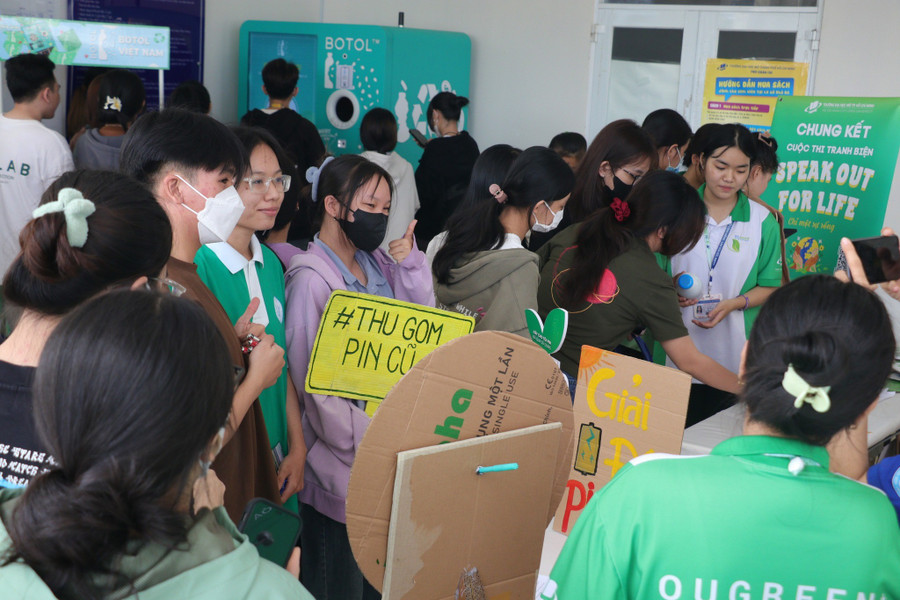 Sinh viên Trường Đại học Mở TPHCM tham gia ngày hội "Chọn sống xanh" với các hoạt động thu gom pin cũ, vật liệu tái chế, bảo vệ môi trường. (Ảnh: HCMOU). sv.jpg