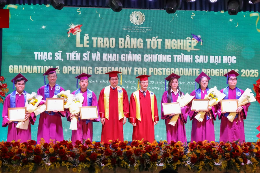 Trường Đại học Luật TPHCM trao bằng tốt nghiệp cho 222 học viên thạc sĩ và 2 nghiên cứu sinh tiến sĩ. Ảnh: T.A