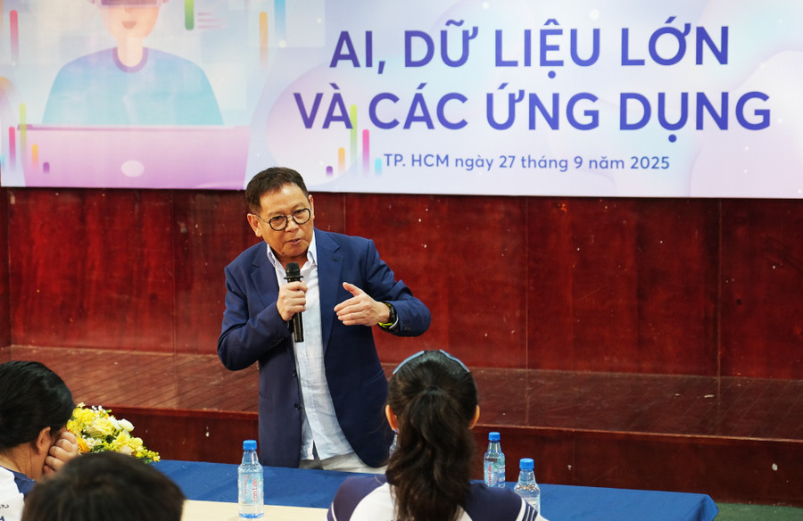 GS Dương Nguyên Vũ trình bày bài nói chuyện đại chúng. Ảnh: Mạnh Tùng