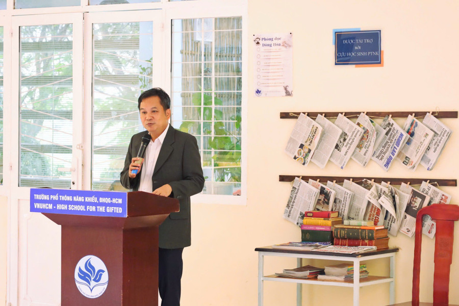 TS Trần Nam Dũng trong một sự kiện của Trường Phổ thông Năng khiếu. Ảnh: PTNK ts-tran-nam-dung.jpg