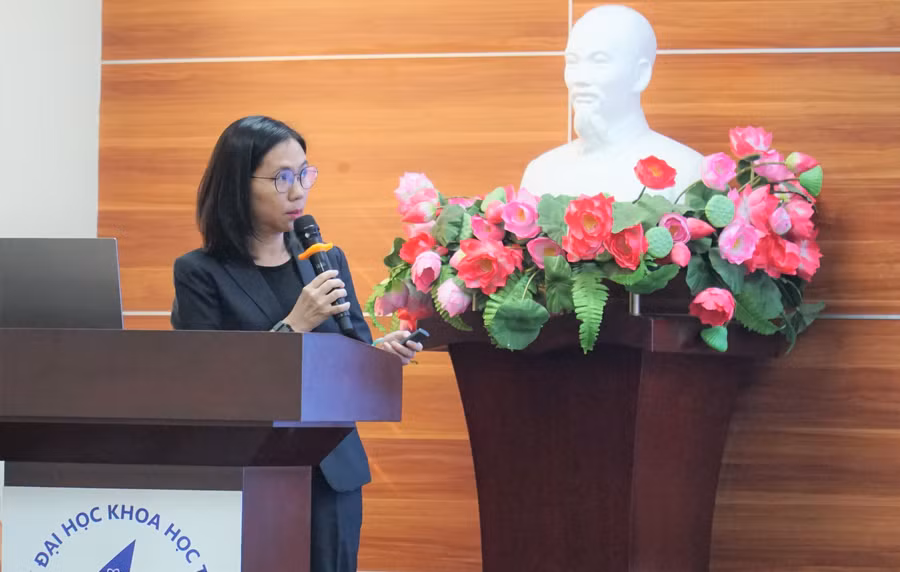 TS Lê Thị Anh Trâm, Trưởng Ban Tổ chức Cán bộ (Đại học Quốc gia TPHCM) trình bày dự thảo chương trình Giáo sư thỉnh giảng. Ảnh: Khánh Lâm