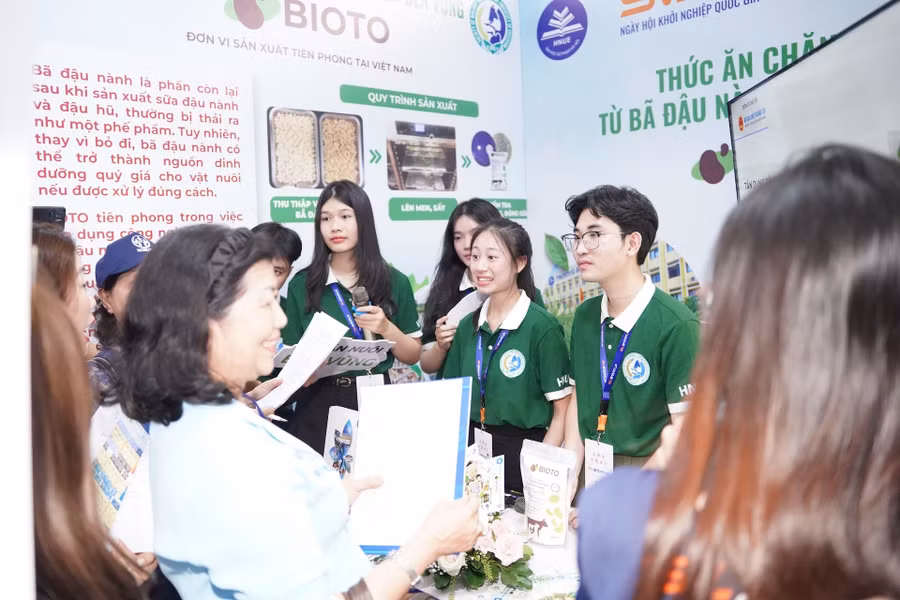 Các gian hàng sản phẩm khởi nghiệp tại Ngày hội Khởi nghiệp quốc gia của học sinh, sinh viên lần thứ VII, năm 2025. Ảnh: HCMUTE