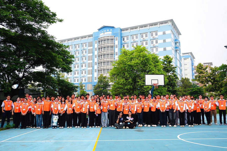 Đội sinh viên tình nguyện giúp sức cho các thí sinh trong kỳ thi đợt 2 tại điểm thi Trường Đại học Bách khoa (Đại học Quốc gia TPHCM). tinh-nguyen-vien.jpg