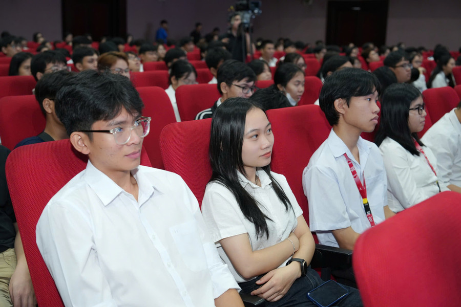 Sinh viên dự lễ khai khóa, lắng nghe bài nói chuyện của diễn giả. sv1.jpg