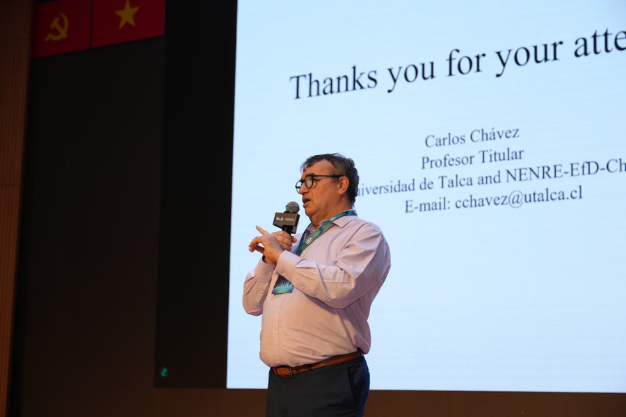 Giáo sư Carlos Chávez, Đại học Talca (Chile) tại phiên toàn thể. Ảnh: UEH carlos.jpg