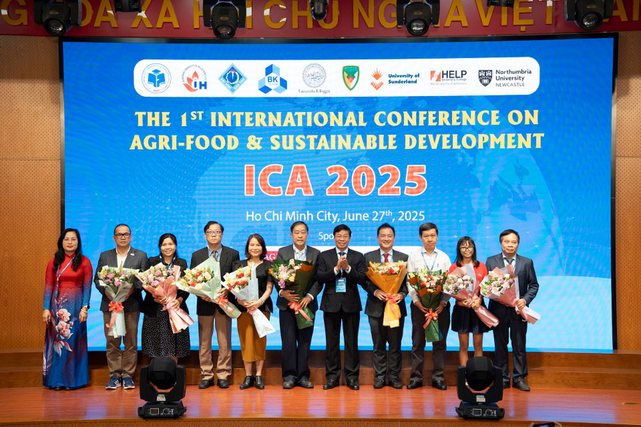 Lãnh đạo Trường Đại học Công Thương TPHCM tặng hoa các đại biểu. tang-hoa.jpg