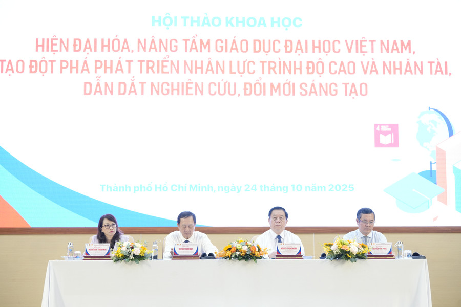 Ông Nguyễn Trọng Nghĩa cùng các đại biểu chủ trì phiên thảo luận tại hội thảo. Ảnh: ĐHQG TPHCM. toan-canh-2.jpg