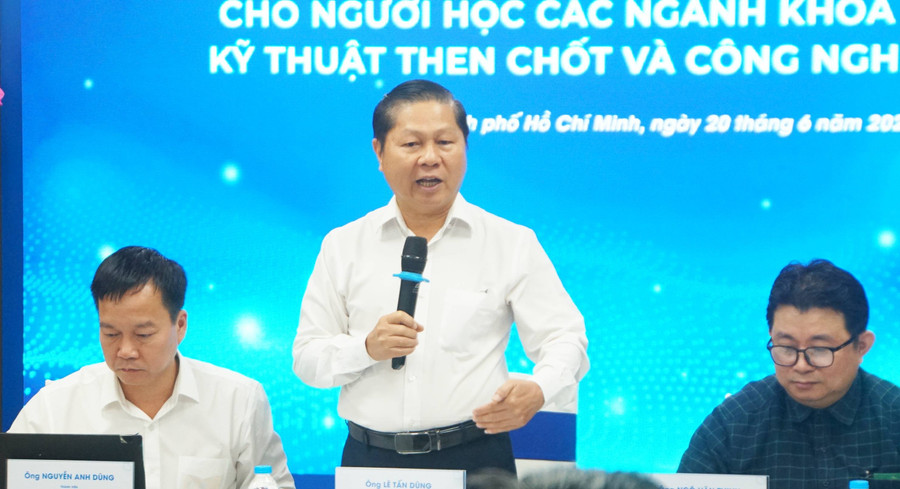Thứ trưởng Lê Tấn Dũng trao đổi với các đại biểu tại hội thảo. Ảnh: Mạnh Tùng thu-truong-2.jpg