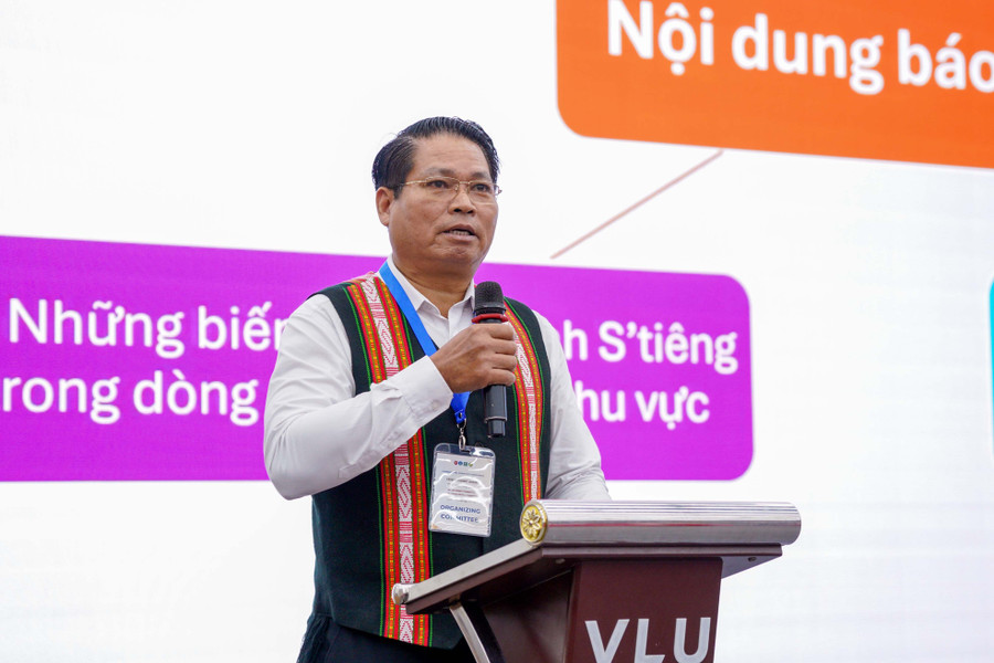 Tác giải trình bày nghiên cứu về "Tộc danh của người S'tiêng qua góc nhìn lịch sử, văn hóa nghệ thuật".