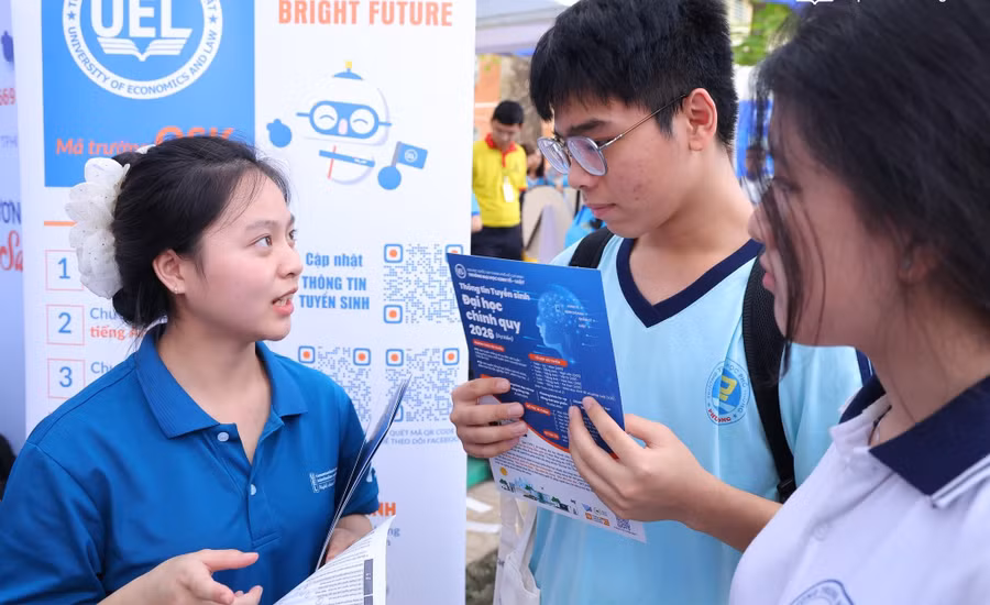Học sinh dự ngày hội tư vấn tuyển sinh - hướng nghiệp tại gian hàng Trường Đại học Kinh tế - Luật (Đại học Quốc gia TPHCM).