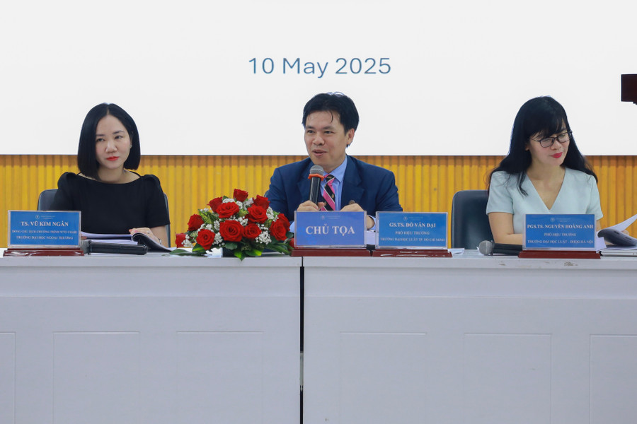GS.TS. Đỗ Văn Đại – Phó Hiệu trưởng Trường Đại học Luật TPHCM (giữa) trong phiên hội thảo thứ nhất. Ảnh: NTCC ban-chu-toa-dieu-phoi-phien-hoi-thao-thu-nhat.jpg