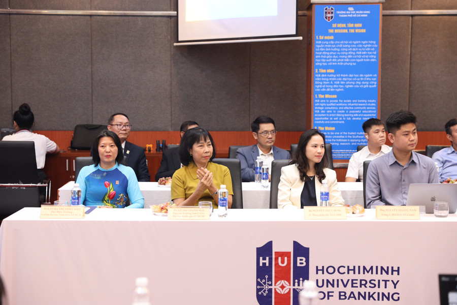Tọa đàm với sự tham dự của nhiều chuyên gia tuyển sinh, hướng nghiệp cùng đại diện các trường đại học. 2c9a9577.jpg
