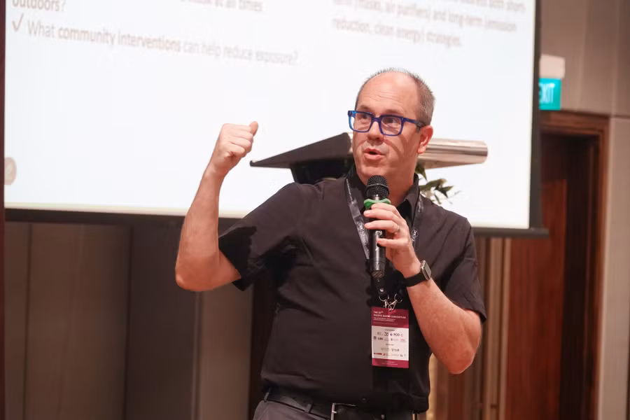 Chuyên gia quốc tế trình bày tham luận tại hội nghị PBC chiều 28/5. Ảnh: HCMIU