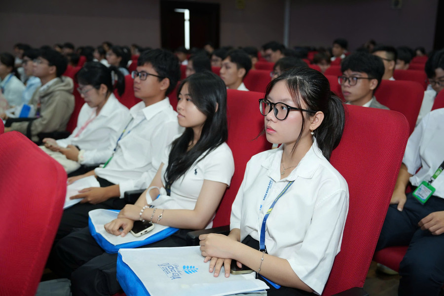 Sinh viên các trường thành viên Đại học Quốc gia TPHCM dự lễ. sinh-vien.jpg