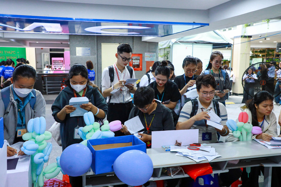 Ngày hội việc làm thu hút gần 1.000 sinh viên tham dự. 1.jpg