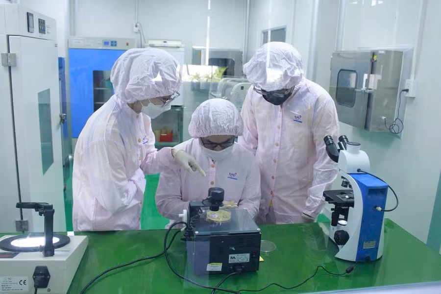 Sinh viên Trường Đại học Khoa học Sức khỏe trải nghiệm thực tế. Ảnh: UHSVNU