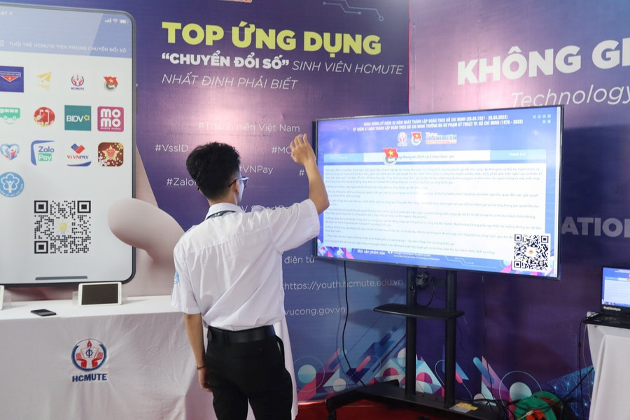 Sinh viên Trường Đại học Sư phạm Kỹ thuật TPHCM trải nghiệm không gian chuyển đổi số. Ảnh: HCMUTE hcmute.jpg