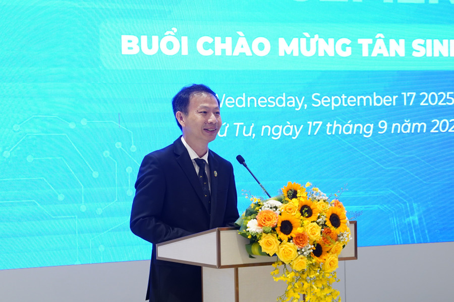 PGS.TS Phạm Trần Vũ, Phó Hiệu trưởng Trường Đại học Bách khoa phát biểu chào mừng tân sinh viên. Ảnh: N.Q 3-pgs-ts-pham-tran-vu-phat-bieu.jpg