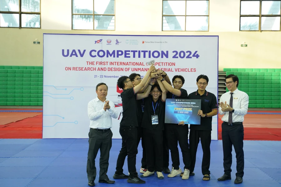 Đội đoạt giải nhất cuộc thi UAV Competition 2024.