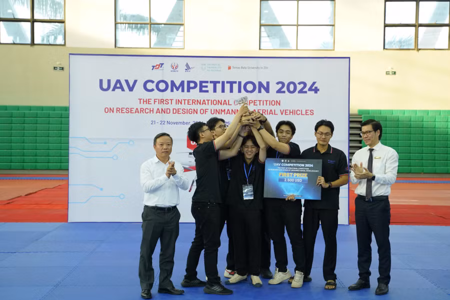Đội đoạt giải nhất cuộc thi UAV Competition 2024.