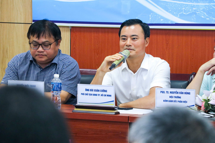 Ông Bùi Xuân Cường, Phó Chủ tịch UBND TPHCM, Chủ tịch Ban điều hành Mạng lưới cựu sinh viên khu vực phía Nam chia sẻ về hoạt động của mạng lưới. Ảnh: UTC2 ong-bui-xuan-cuong-pct-tphcm.jpg