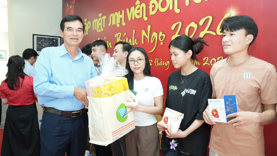 Chương trình gặp mặt sinh viên đón Tết xa nhà Xuân Bính Ngọ 2026 tại Ký túc xá Đại học Quốc gia TPHCM.