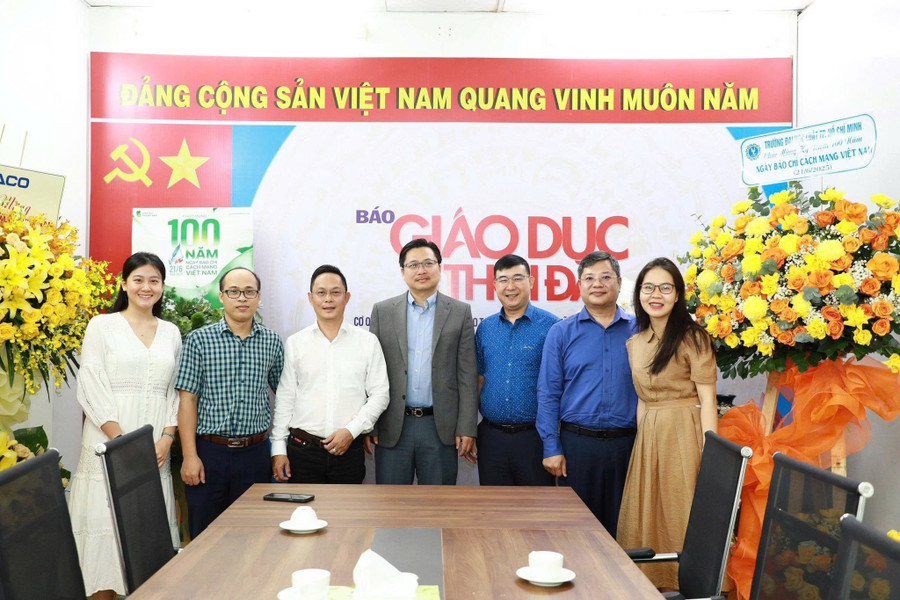 Đại diện Trường Đại học Luật TPHCM thăm, chúc mừng đơn vị. dh-luat.jpg