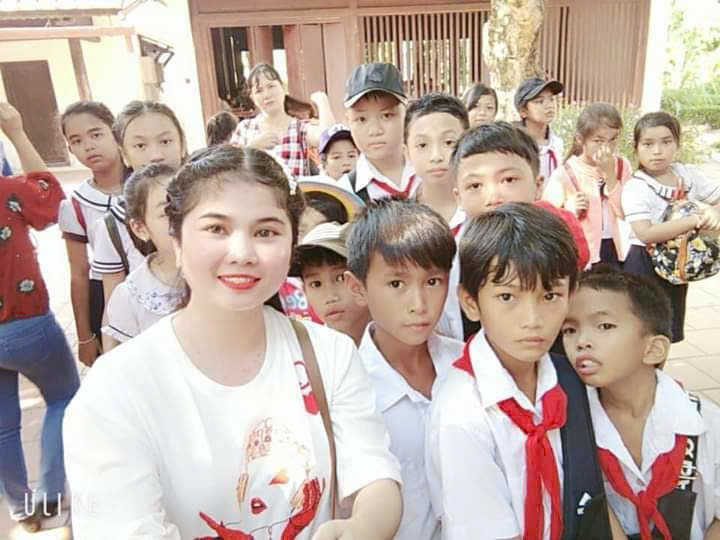 Cô Hương và học trò tại Trường Tiểu học Phan Thanh 1. Ảnh: NVCC Cô Hương và học trò tại Trường Tiểu học Phan Thanh 1. Ảnh: NVCC