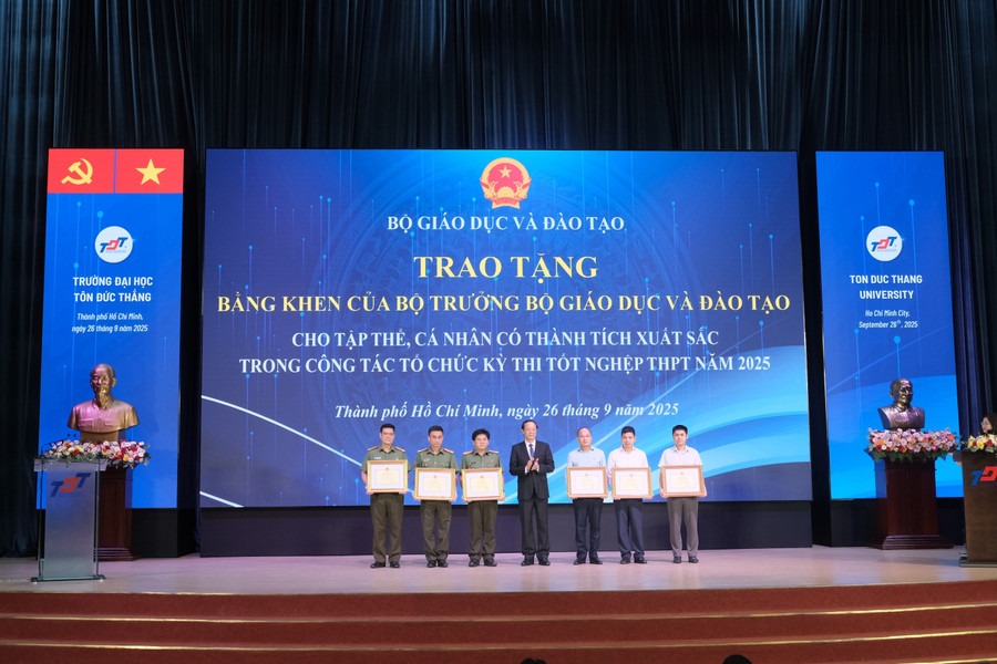 Thứ trưởng Phạm Ngọc Thưởng trao tặng Bằng khen của Bộ trưởng Bộ GD&ĐT cho các tập thể, cá nhân có thành tích xuất sắc trong công tác tổ chức Kỳ thi tốt nghiệp THPT năm 2025. khen-thuong.jpg