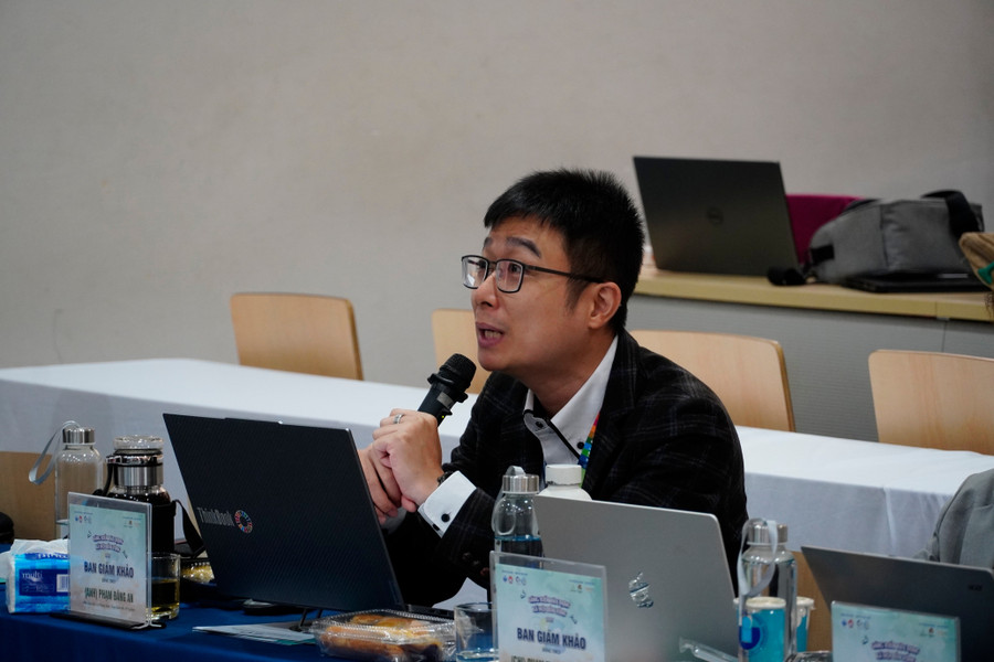 Ban giám khảo trao đổi với thí sinh. dsc3532.jpg