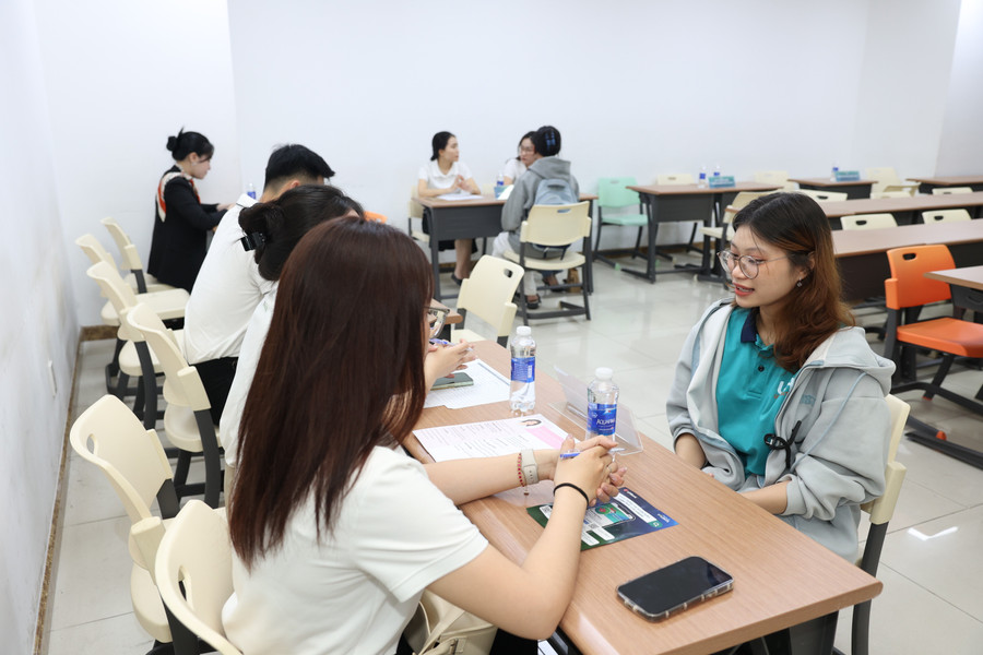 Direkte Rekrutierungsgespräche von Unternehmen mit Studierenden der Ho Chi Minh City University of Economics. Foto: UEH ueh.jpg