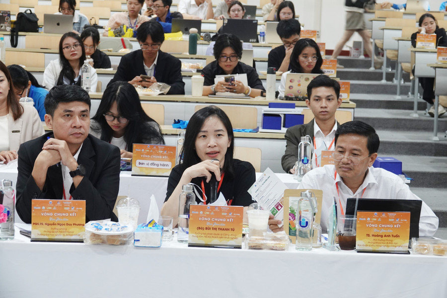 Các nhóm trả lời các câu hỏi từ ban giám khảo. giam-khao.jpg