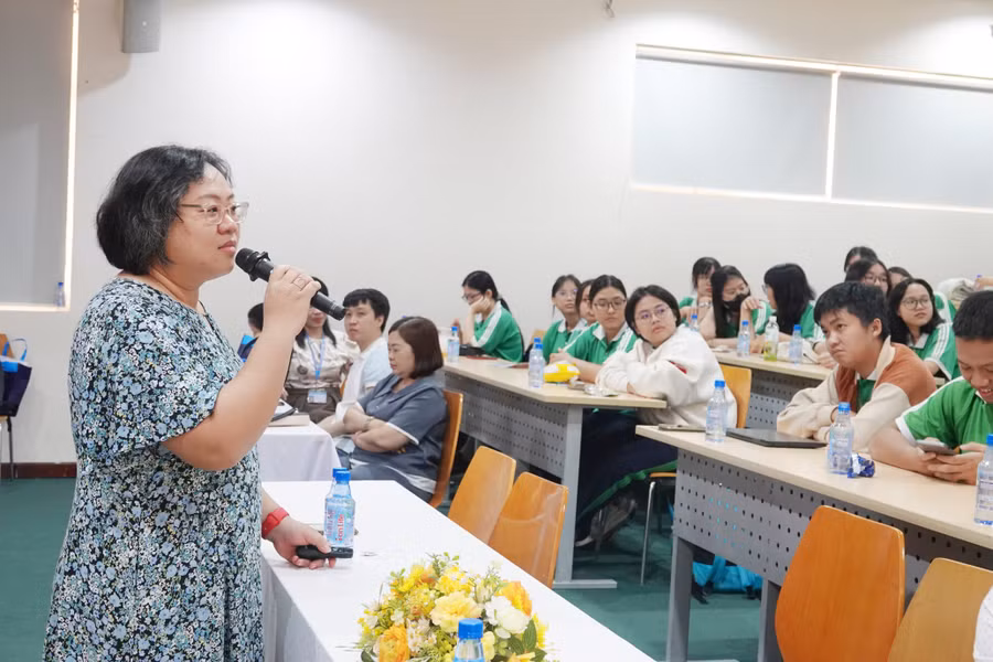 ThS Đỗ Hoàng Nga trình bày chuyên đề "Ứng dụng công nghệ trong việc học các kỹ năng tiếng Anh". Ảnh: Bùi Diễn.