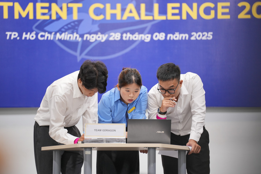 Các đội thảo luận trong các vòng thi của gala chung kết Investment Challenge - IC 2025.