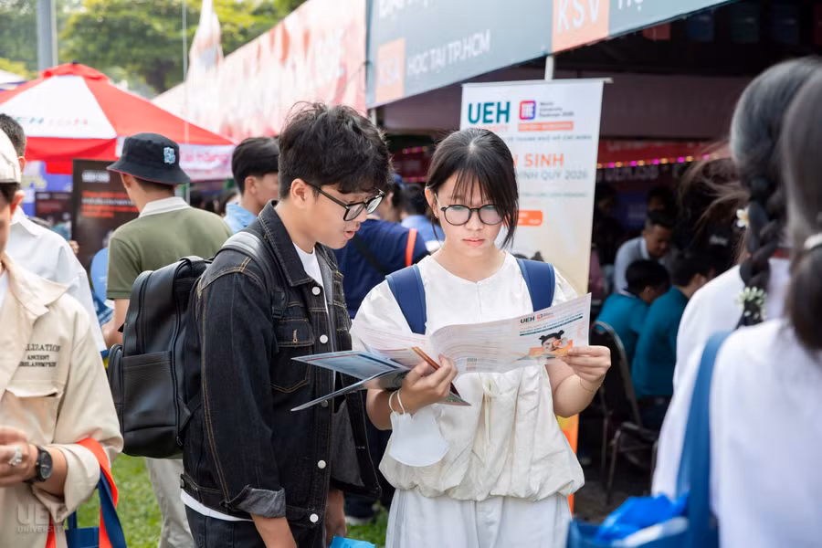 Học sinh tìm hiểu thông tin tuyển sinh của Đại học Kinh tế TPHCM tại Ngày hội tư vấn tuyển sinh – hướng nghiệp TPHCM 2026.