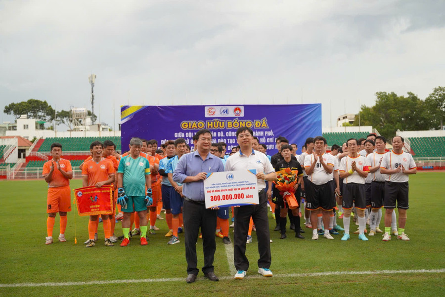 Đội Viên chức, người lao động, người học và cựu người học Trường Đại học Tài chính - Marketing (UFM) ủng hộ 300 triệu đồng. ufm.jpg