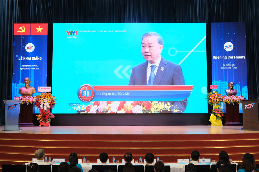 Cán bộ, giảng viên, sinh viên nhà trường lắng nghe bài phát biểu của Tổng Bí thư Tô Lâm tại Lễ kỷ niệm 80 năm truyền thống ngành Giáo dục và khai giảng năm học mới 2025-2026. khai-giang.jpg
