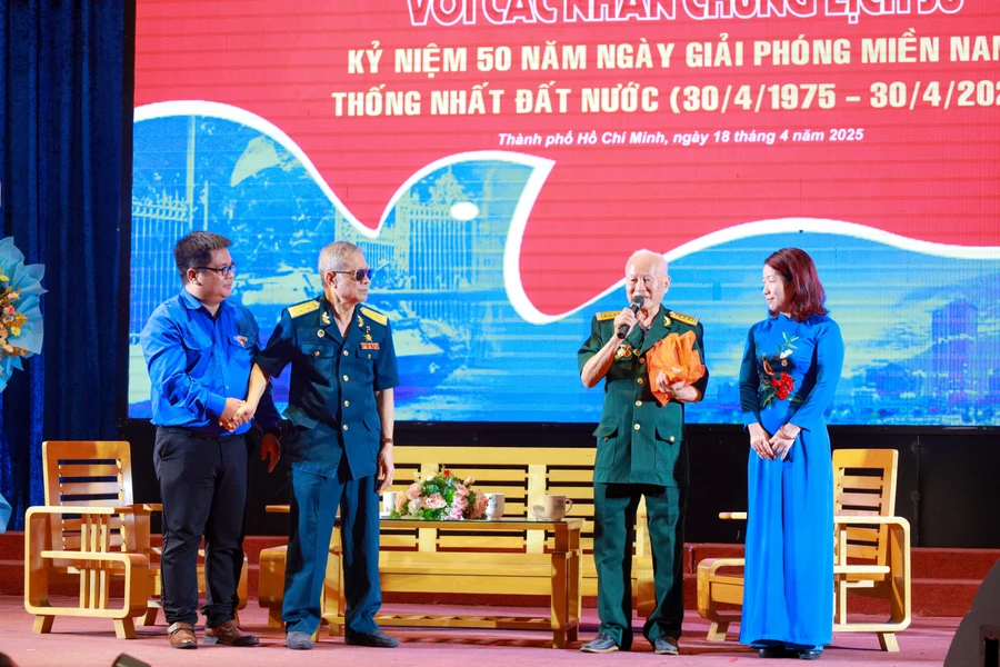 Buổi tọa đàm, gặp gỡ nhân chứng lịch sử. Ảnh: ULAW