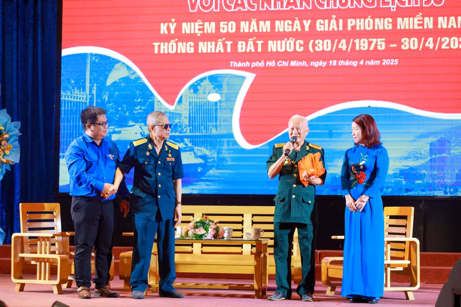 Buổi tọa đàm, gặp gỡ nhân chứng lịch sử. Ảnh: ULAW