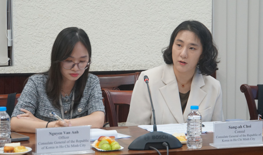 Bà Choi Sang Ah, Lãnh sự Tổng Lãnh sự quán Hàn Quốc tại TPHCM trao đổi tại buổi lễ. Ảnh: Mạnh Tùng.