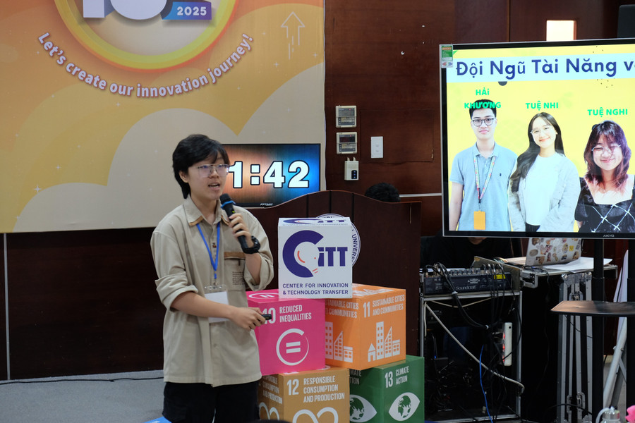 Đại diện các nhóm trình bày dự án tại vòng chung kết. dscf3568.jpg