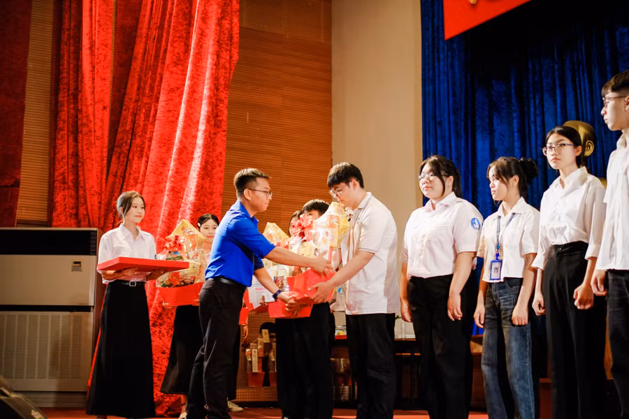 Chương trình "Tình bạn gắn kết - Đón Tết Ất Tỵ" diễn ra vào tối 14/1. Ảnh: HCMUE