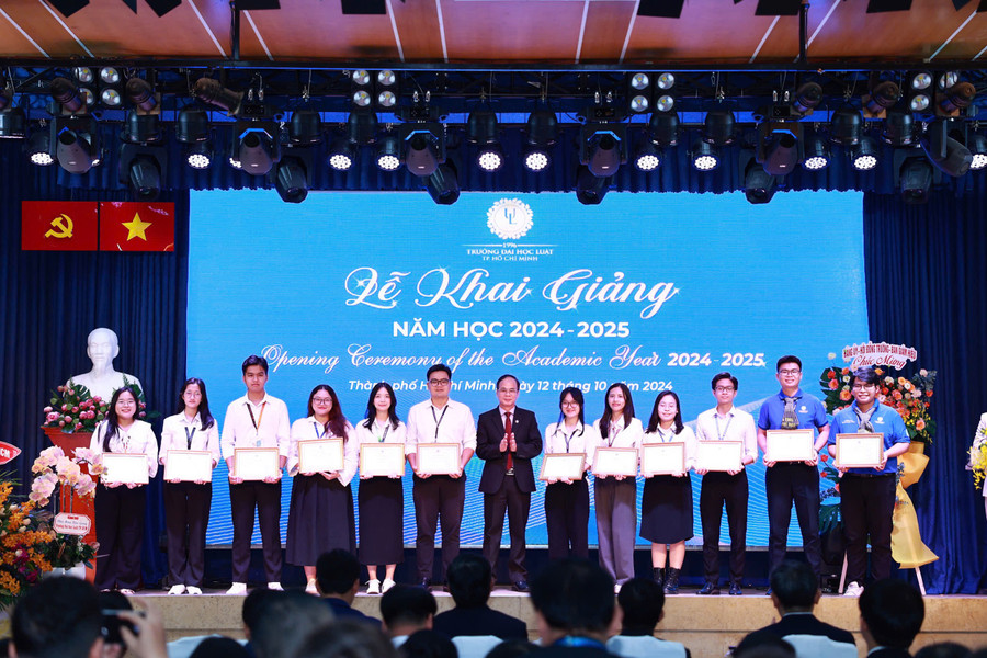 Trường Đại học Luật TPHCM trao khen thưởng cho tân sinh viên đại học chính quy đạt kết quả cao trong kỳ tuyển sinh năm 2024. Ảnh: NTCC