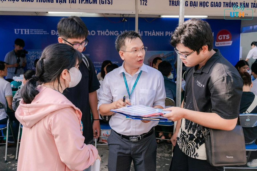 Chuyên gia Trường Đại học Giao thông vận tải TPHCM tư vấn tuyển sinh. Ảnh: UTH