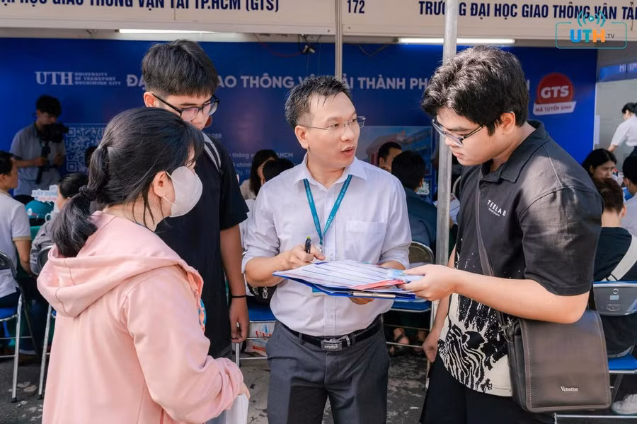 Chuyên gia Trường Đại học Giao thông vận tải TPHCM tư vấn tuyển sinh. Ảnh: UTH