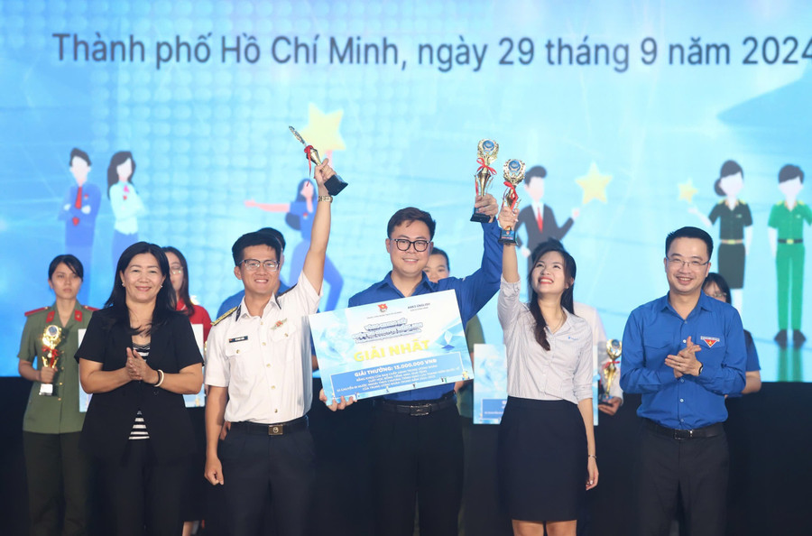 Trao thưởng cho đội đoạt giải nhất cuộc thi Olympic tiếng Anh dành cho cán bộ trẻ lần thứ VI. Ảnh: N.T