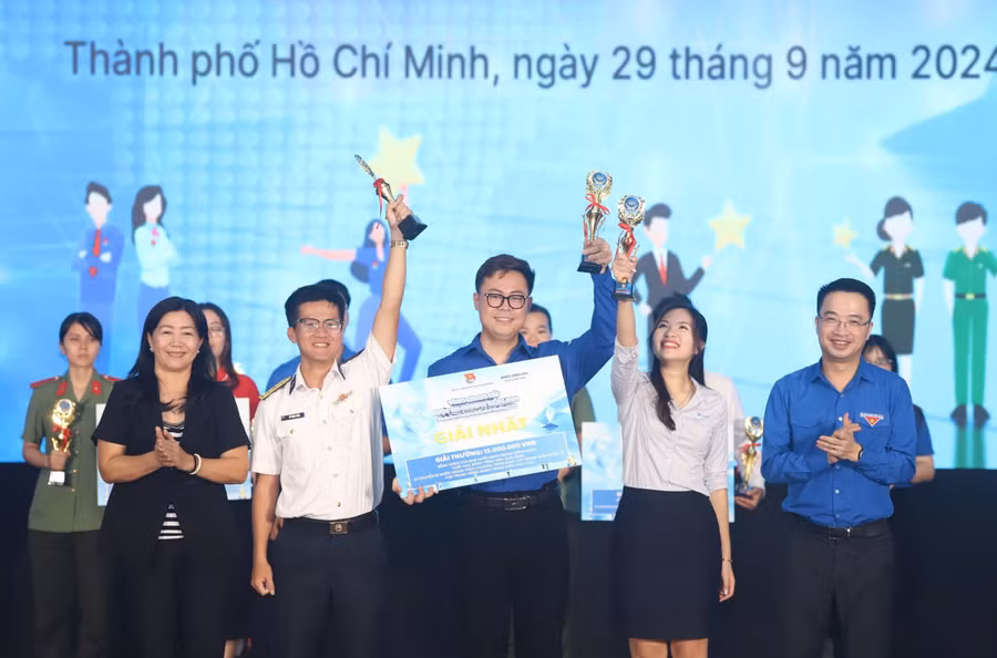 Trao thưởng cho đội đoạt giải nhất cuộc thi Olympic tiếng Anh dành cho cán bộ trẻ lần thứ VI. Ảnh: N.T