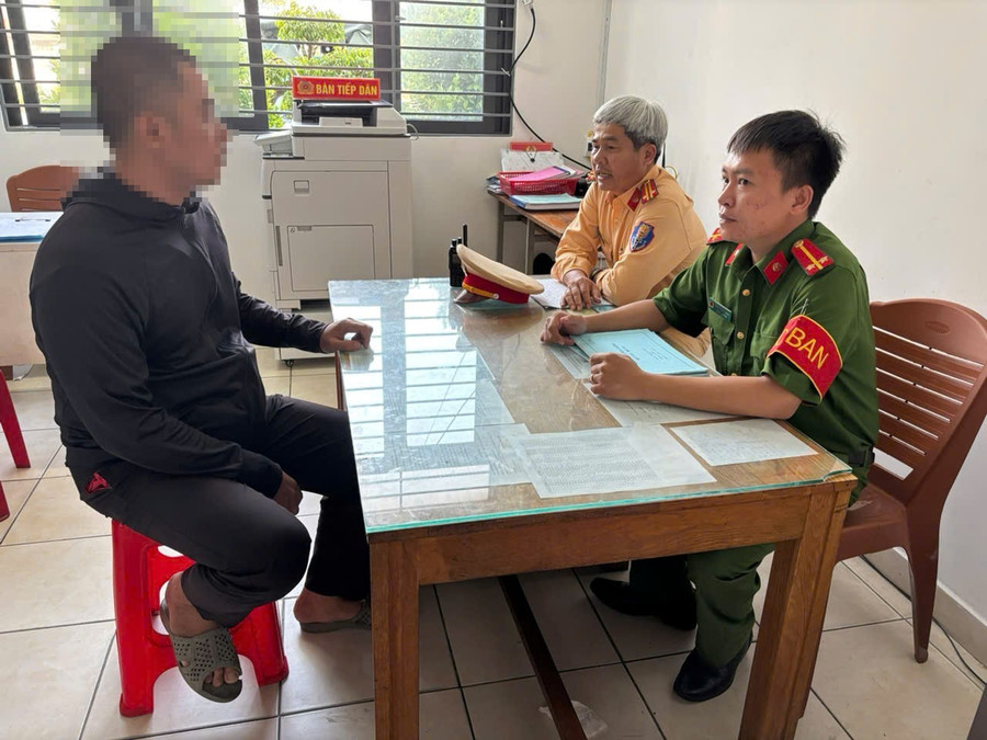 Tài xế xe tải tại cơ quan công an. (Ảnh: Công an TPHCM)