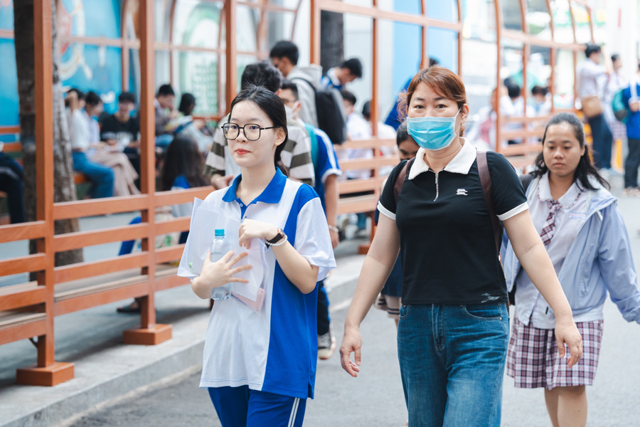 Theo thống kê trong đợt 2, 27.218 thí sinh đăng ký mới, 67.623 em từng tham gia đợt 1 và tiếp tục đăng ký dự thi để cải thiện kết quả. Trong ảnh là thí sinh dự thi tại điểm thi Trường Đại học Công Thương TPHCM. dgnl-3.jpg